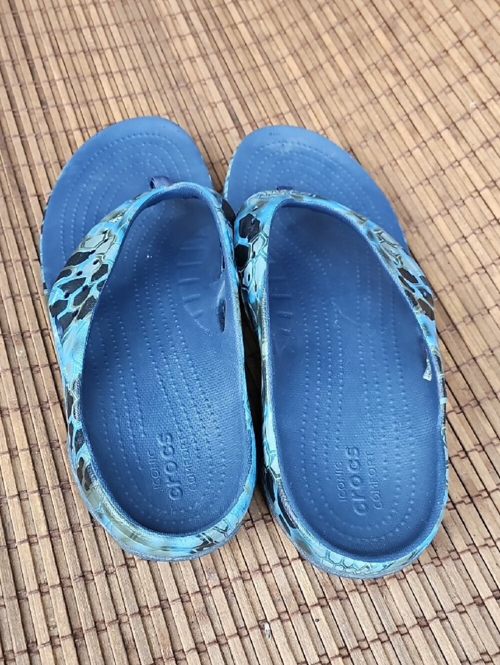 CROCS Men's Blue Patterned Flip-Flops Sandal Breathable Aqua Accents AJ - Picture 4 of 11